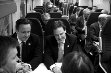 　2012年1月9日，英國(guó)首相卡梅倫(左)與副首相克萊格(右)乘火車前去參加會(huì)議。