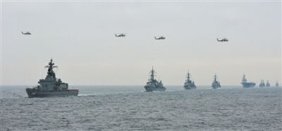 2012年10月14日，日本海上自衛(wèi)隊舉行閱艦式。2013年，日本自衛(wèi)隊時隔11年首增防衛(wèi)預(yù)算。資料圖片