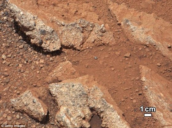火星上一塊被稱之為“林克”的露出地面的巖層，四周的灰塵呈紅褐色。這一發(fā)現(xiàn)證明火星表面曾出現(xiàn)溪流
