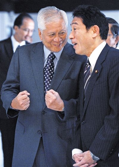 10日，馬尼拉，正在菲律賓訪問的日本外相岸田文雄（右）與菲外長羅薩里奧交談。