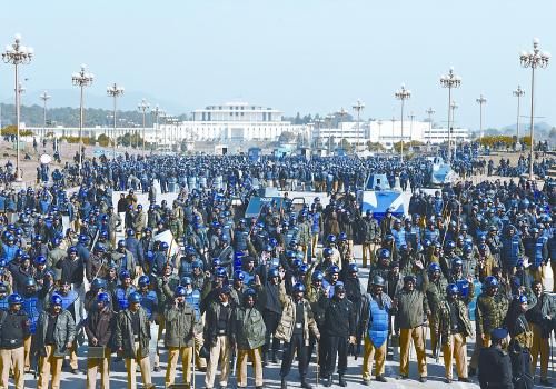 15日上午，大批警察在巴基斯坦首都伊斯蘭堡總統(tǒng)府前警戒。