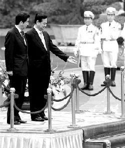 16日，越南總理阮晉勇（右）歡迎來訪的日本首相安倍晉三。
