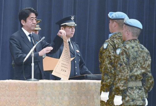 20日，日本首相安倍晉三向回國(guó)的戈蘭高地維和自衛(wèi)隊(duì)遞交政府獎(jiǎng)狀。安倍在儀式上稱(chēng)，近年“日本周邊的安全保障環(huán)境更加嚴(yán)峻”，為此將修改《防衛(wèi)計(jì)劃大綱》，進(jìn)一步加強(qiáng)日美同盟。