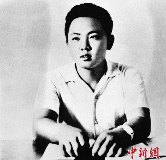 圖為朝鮮已故最高領(lǐng)導(dǎo)人金正日于1963年10月拍攝的大學(xué)時(shí)期照片。