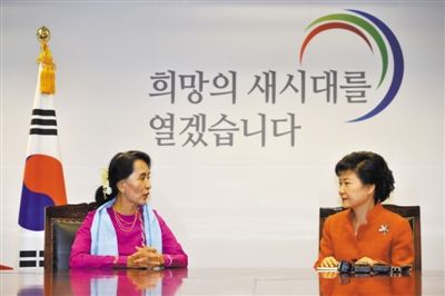29日，首爾，韓國候任總統(tǒng)樸槿惠與來訪的昂山素季會面。