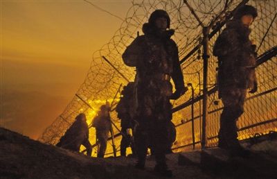 2012年12月26日，新年將至，韓國陸軍28師官兵在軍事分界線附近巡邏。