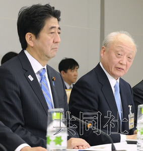 圖為會(huì)議秘書長(zhǎng)柳井俊二在發(fā)言。左為日本首相安倍晉三。（共同社）