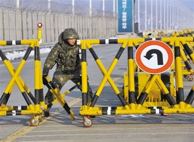 2月13日，朝韓邊境，韓國方面在通往朝鮮金剛山工業(yè)園區(qū)的韓國道路上設(shè)置路障。