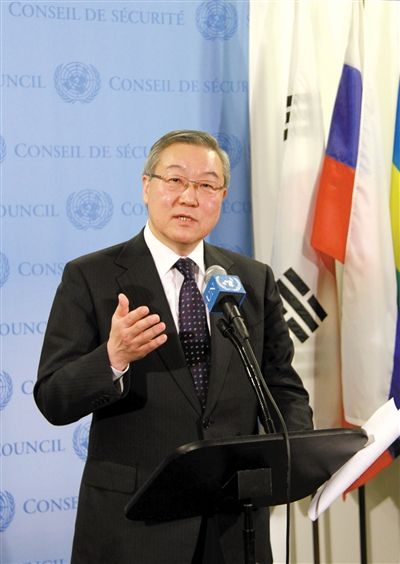2月12日，安理會輪值主席國、韓國外交通商部長官金星煥宣讀聲明。新華社發(fā)