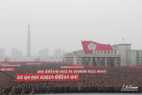 2013年2月14日，朝鮮在首都平壤的金日成廣場舉行了超過10萬人參加的平壤市軍民聯(lián)歡大會，慶祝第三次地下核試驗(yàn)成功。攝影：人民網(wǎng)記者 王莉