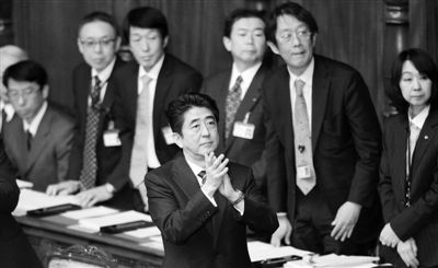 2月28日，日本首相安倍晉三（中）在國會(huì)鼓掌。他當(dāng)天說，希望與中韓重新交好。