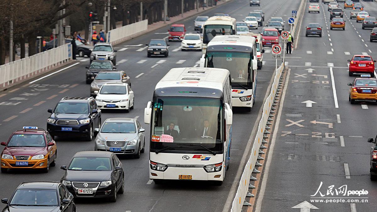 沒有封路及警車帶道，重慶代表團接送車有序通過長安街。吉羽/攝影