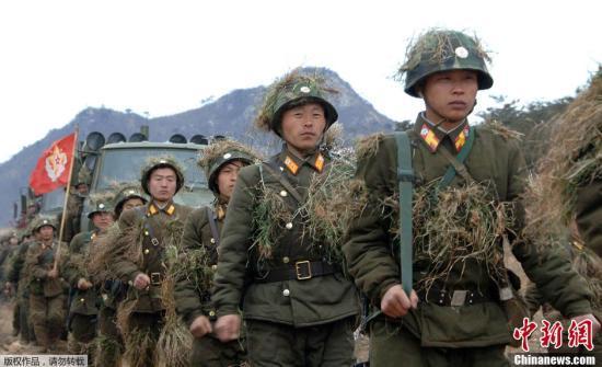當(dāng)?shù)貢r間3月11日，朝鮮《勞動新聞》刊登大量朝鮮士兵緊張訓(xùn)練的圖片，反制韓美兩國于當(dāng)天啟動的代號為“關(guān)鍵決斷”的聯(lián)合軍演，振奮朝鮮國內(nèi)士氣。