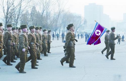 16日，一隊(duì)朝鮮士兵走過平壤街頭。
