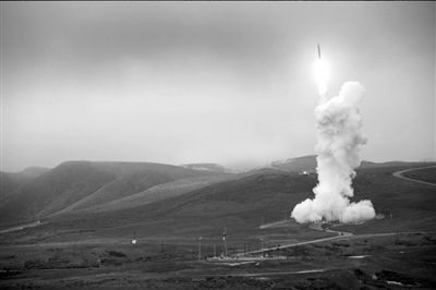 范登堡空軍基地，一枚攔截導(dǎo)彈發(fā)射升空。