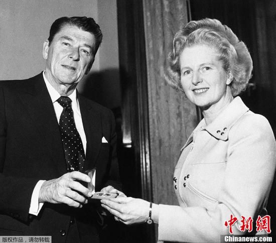 　英國(guó)“鐵娘子”、前首相撒切爾夫人8日去世，享年87歲。撒切爾夫人1979年至1990年任首相，是英國(guó)唯一一位女首相，也是英國(guó)20世紀(jì)連續(xù)執(zhí)政時(shí)間最長(zhǎng)的首相。圖為1975年4月9日，羅納德·里根贈(zèng)送撒切爾夫人（右）一枚銀制紀(jì)念章。