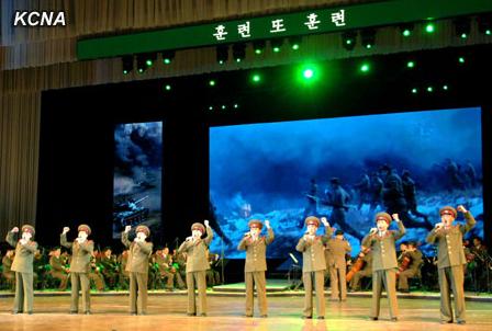 朝鮮人民軍協(xié)奏團9日舉辦音樂舞蹈綜合演出，慶祝金正日出任朝鮮國防委員會委員長20周年。
