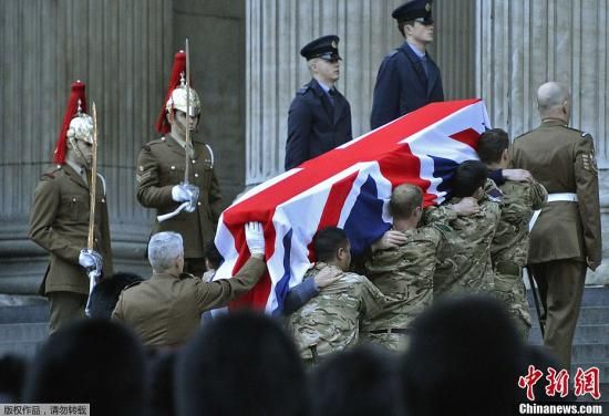 當(dāng)?shù)貢r間4月15日，英國前首相撒切爾夫的葬禮在英國倫敦舉行預(yù)演。據(jù)悉，正式的葬禮將于周三4月17日在倫敦圣保羅大教堂舉行，目前有多名國際政要確認(rèn)將出席。圖為彩排現(xiàn)場。