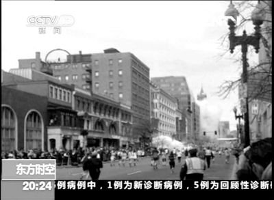 一名馬拉松參賽者15日拍攝的一段視頻中，一個(gè)屋頂神秘人引發(fā)各方猜想。央視截屏
