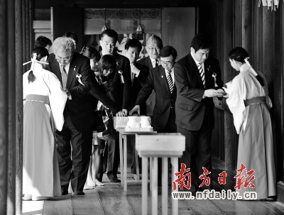 23日，議員參拜完后離開。新華社發(fā)