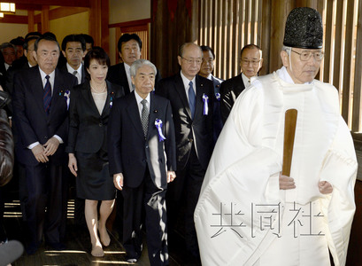 4月23日上午，跨黨派議員團(tuán)體“大家參拜靖國(guó)神社國(guó)會(huì)議員會(huì)”成員參拜了靖國(guó)神社。圖中左三為會(huì)長(zhǎng)尾辻秀久。