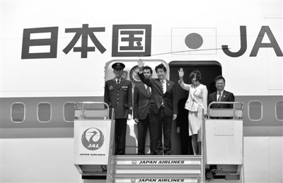 4月28日，日本首相安倍晉三攜夫人一同前往俄羅斯，交流領土和經(jīng)濟合作問題。這是日本首相十年來首次正式訪問俄羅斯。
