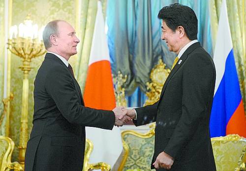俄羅斯總統(tǒng)普京（左）4月29日在莫斯科與來訪的日本首相安倍晉三會談。 新華社/法新