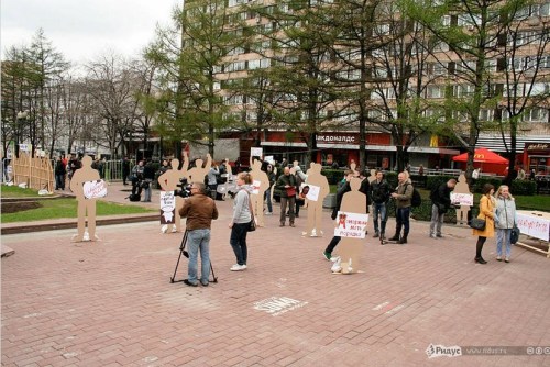 莫斯科市中心新普希金花園6日爆發(fā)“紙片人”集會(huì)，諷刺真實(shí)游行活動(dòng)無意義