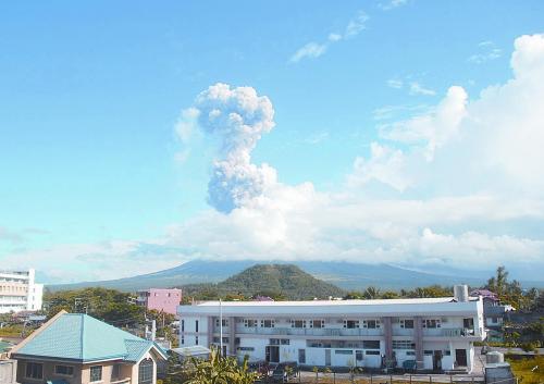 5月7日，菲律賓呂宋島東南部的馬榮火山發(fā)生噴發(fā)。據(jù)報(bào)道已造成5人死亡。