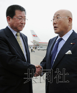 5月14日，日本內閣官房參事飯島勛（右）抵達平壤，在機場與前來迎接的朝鮮外務省亞洲局副局長金哲虎握手。