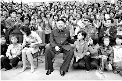 5月19日，朝鮮最高領(lǐng)導(dǎo)人金正恩與夫人李雪主訪問妙香山少年團野營所，與孩子們合影。