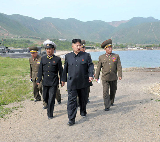 朝鮮《勞動新聞》5月27日公開朝鮮最高領(lǐng)導(dǎo)人金正恩視察朝鮮人民軍海軍第291部隊現(xiàn)場照。
