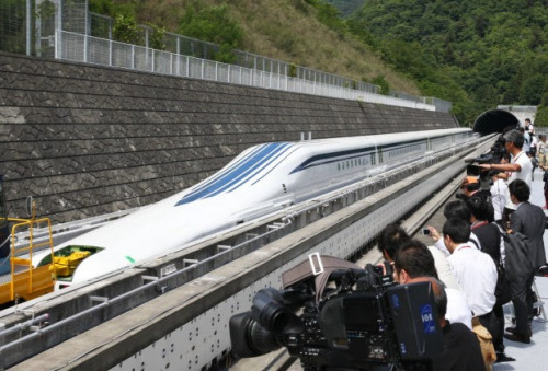 日本最新型磁懸浮列車登場時(shí)速為500公里（圖）
