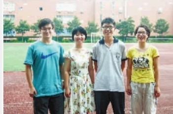 長郡中學(xué)，易楷寧（左一）、唐嘉（左二）、曾宇（左三）、朱佳怡（右一）高考（理科）分數(shù)都在690分以上。 記者 羅智文 攝