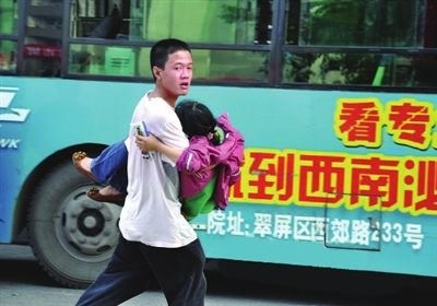 6月7日，黃子恒火速將肚子疼的小苗送上車。（資料圖片）