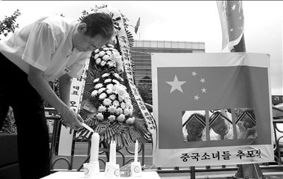 ?15日，韓國首爾鐘路區(qū)，人們悼念在韓亞客機事故中不幸遇難的3名中國女孩。