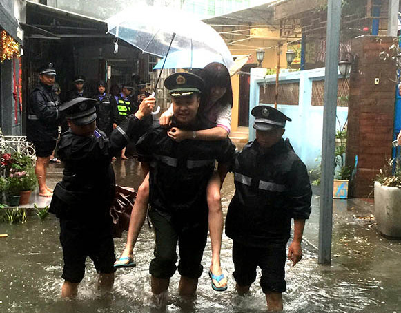 民警從積水處背出被困群眾。