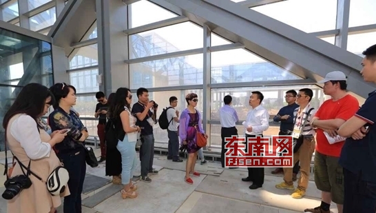 采訪團(tuán)成員在位于西安金融商務(wù)區(qū)的中國銀行建設(shè)工地采訪。