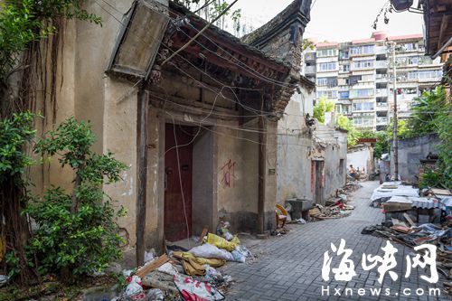 城直街33號，原本是一棟三進(jìn)古宅（市民陳先生供圖，2012年攝，獎50元），如今，門臉和一、二進(jìn)已被拆