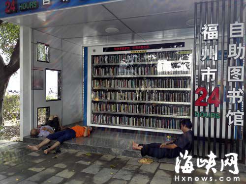 楊橋路邊的自助圖書館，工人占道休息