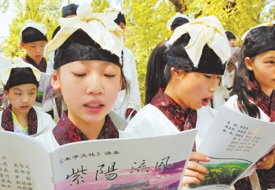 ▲　朱子學(xué)校學(xué)生在誦讀《朱子家訓(xùn)》。