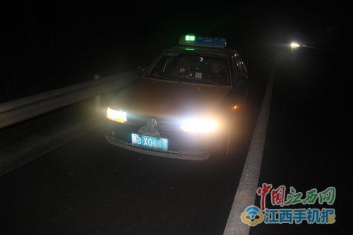 的哥高速路上開(kāi)車犯困 應(yīng)急車道停車睡大覺(jué)