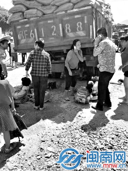 大貨車突然竄出車道，孩子被撞倒