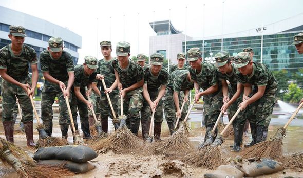 武警福建總隊(duì)出動500名官兵清通路障保暢通