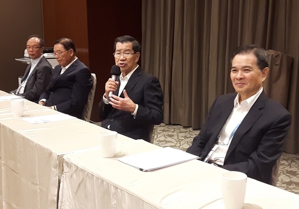 2016兩岸企業(yè)家峰會(huì)5日在金門登場(chǎng)，峰會(huì)臺(tái)灣方面理事長(zhǎng)蕭萬長(zhǎng)（右2）表示，盼望透過峰會(huì)這個(gè)平臺(tái)，在雙方競(jìng)合中，尋找新的合作模式，以壯大臺(tái)商。圖片來源：臺(tái)“中央社”