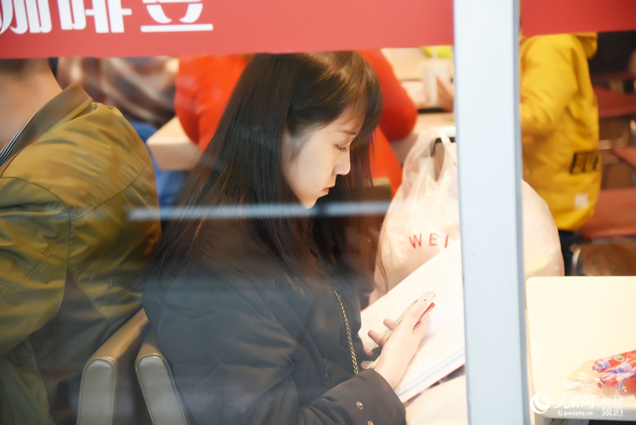 離發(fā)車時間還早，看書打發(fā)時間
