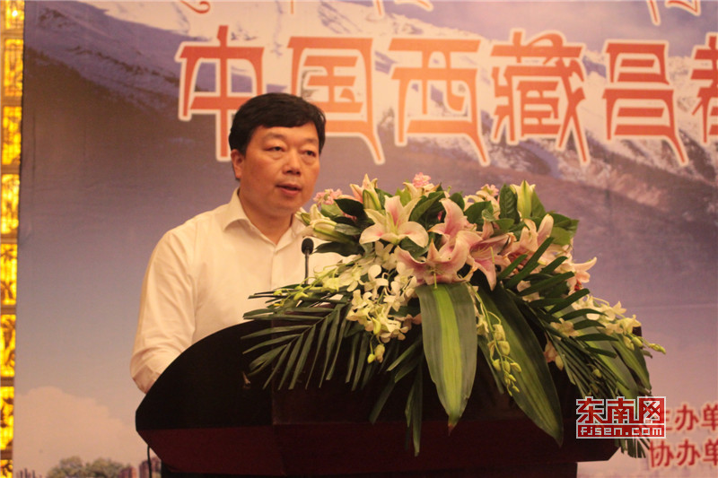 3會議由昌都市市委副書記，福建省第八批援藏工作隊領隊周青松主持。.jpg