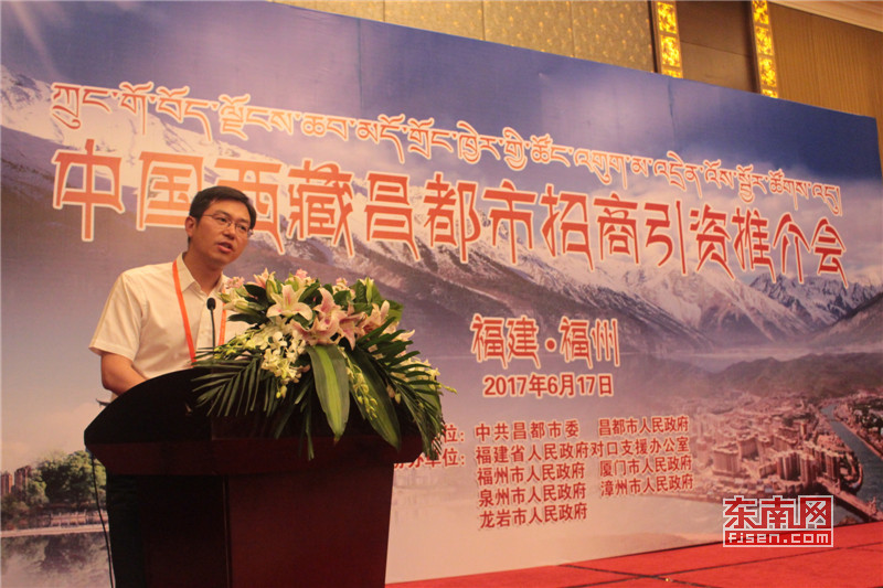 5昌都市市委常委、新區(qū)管委會黨組書記梅方權講解昌都市優(yōu)惠政策。.jpg