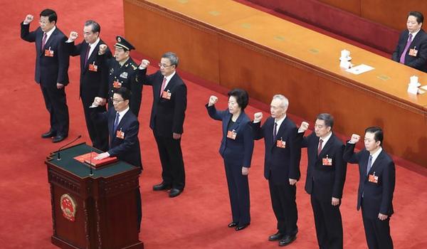 國務(wù)院副總理、國務(wù)委員、秘書長進(jìn)行憲法宣誓