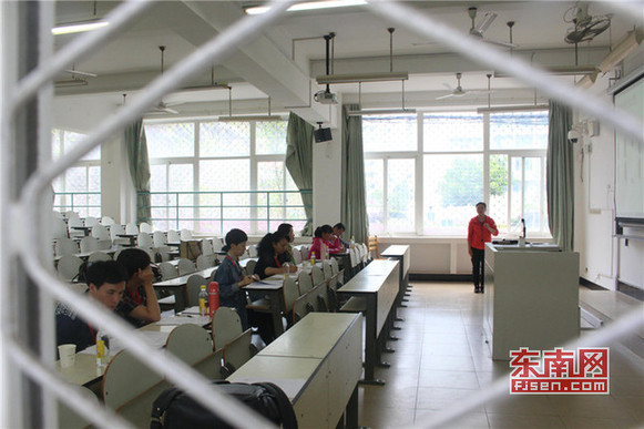 招聘考試評委由專業(yè)教授、博士、家長等7人組成.jpg